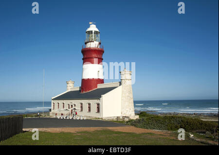 Phare du cap des aiguilles, l'endroit le plus au sud de l'Afrique qui marque aussi la frontière entre l'Atlantique et l'Océan Indien, Afrique du Sud, Western Cape, Cape Agulhas National Park Banque D'Images