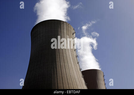 Deux tours de refroidissement qui menace de la centrale nucléaire Grohnde, ALLEMAGNE, Basse-Saxe, Grohnde Banque D'Images