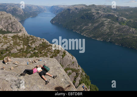 Vue panoramique sur le Lysefjord du rocher Preikestolen 'plateau' avec les touristes au repos, la Norvège, Rogaland Banque D'Images