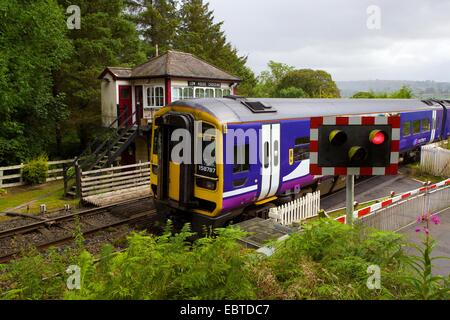 Northern Rail train Sprinter Maison Basse sur le passage à niveau, Armathwaite, Eden Valley, s'installer à Carlisle Railway Line, Cumbria, Angleterre, Banque D'Images