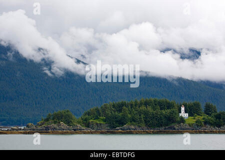 Vue du canal Lynn au phare de l'île sentinelle entre Skagway et Juneau, Alaska, USA Banque D'Images