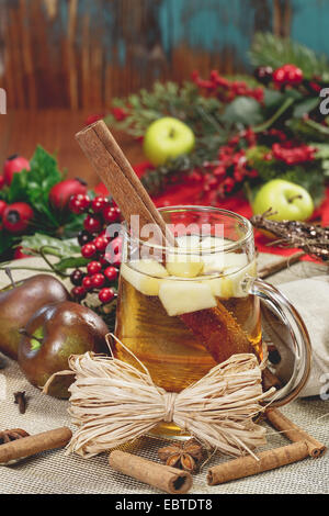 Cidre de Noël. Verre de cidre chaud aux épices de Noël. Macro, selective focus Banque D'Images