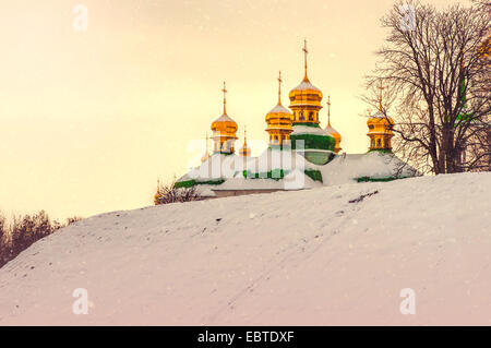 Soir La neige qui tombe sur les toits de la Laure de Pechersk de Kiev en hiver Banque D'Images