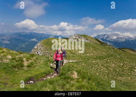 Jeune couple en randonnée dans les montagnes, l'Autriche, Styrie, Altaussee Banque D'Images