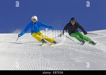 Jeune couple à un ski-run sur une pente, l'Autriche, Salzbourg, Obertauern Banque D'Images