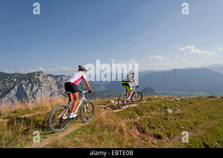 Jeune couple à VTT dans les Alpes au Lac de Garde Banque D'Images