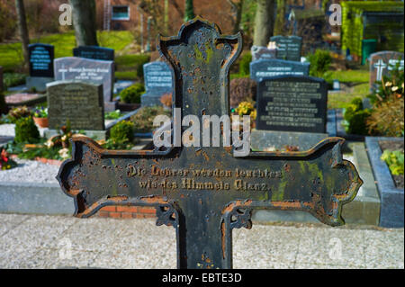 Rusty tombe sur un cimetière Banque D'Images