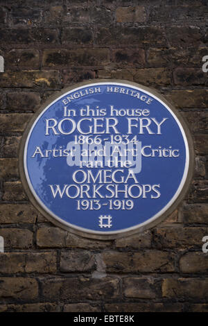 English Heritage blue plaque marquant le site de l'artiste Roger Fry's ateliers omega, Fitzroy Square, Londres, Angleterre Banque D'Images