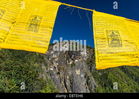 Avis de Taktshang ou des Tigres de nid par les drapeaux de prières, de la vallée de Paro, Bhoutan Banque D'Images