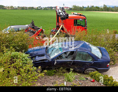 Voiture accidentée de la route après un accident de la circulation Banque D'Images