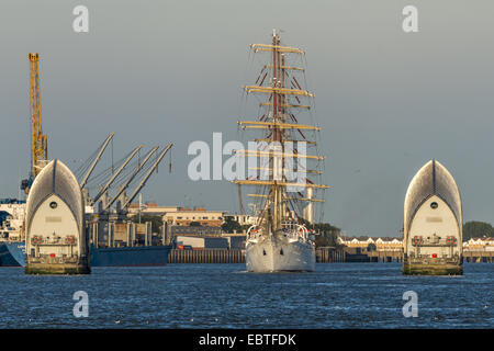 Un grand voilier arrivant pour le Greenwich Tall Ships Festival navigue jusqu'à la rivière Thames Thames Flood Barrier dans le Banque D'Images