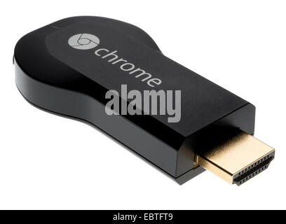 Google Chromecast media streaming appareil qui se branche sur port HDMI sur un téléviseur HD. Distribution d'eau ou un contenu à votre téléviseur. Banque D'Images