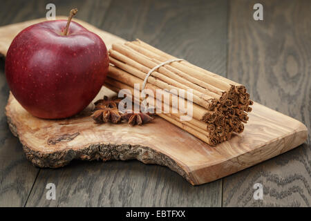 Rouge mûre pomme et cannelle, sur la vieille table en chêne Banque D'Images