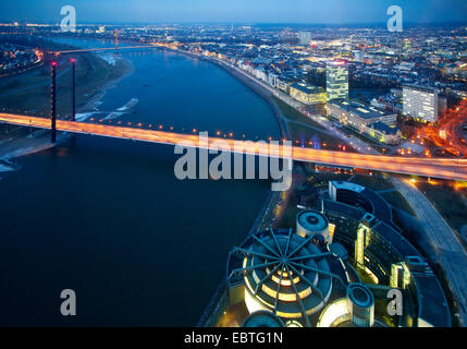 Vue depuis la tour du rhin au Land de Rhénanie du Nord-Westphalie, Rhin et Rheinkniebruecke, Allemagne, Berlin, Düsseldorf Banque D'Images