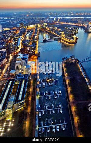 Vue depuis la tour du Rhin à Media Harbour dans la lumière du soir, l'Allemagne, en Rhénanie du Nord-Westphalie, Duesseldorf Banque D'Images