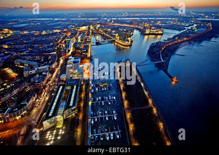 Vue depuis la tour du Rhin à Media Harbour dans la lumière du soir, l'Allemagne, en Rhénanie du Nord-Westphalie, Duesseldorf Banque D'Images