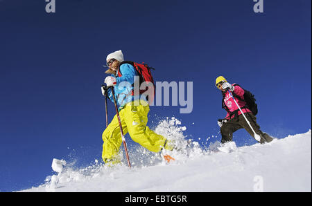 Deux adolescentes avec des raquettes dans la neige, France, Savoie Banque D'Images