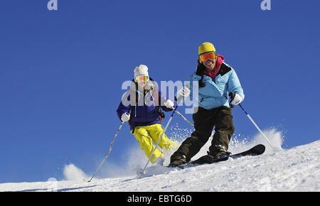 Deux skieurs sur piste, France Banque D'Images