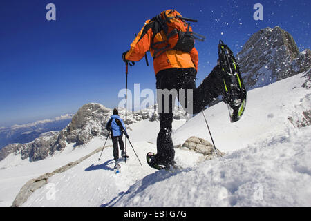 Deux randonneurs en raquettes dans un paysage de montagne couverte de neige, Autriche Banque D'Images