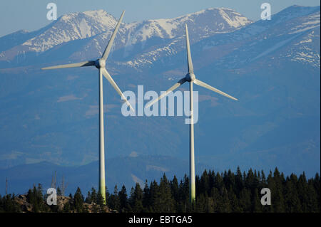 Deux éoliennes en face de paysages de montagne, l'Autriche, Styrie Banque D'Images