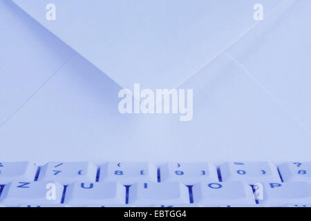 Clavier d'un ordinateur et d'une enveloppe, la communication par e-mail Banque D'Images