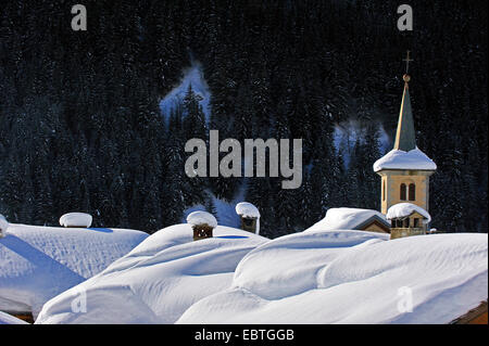 Village enneigé, France, Savoie, CHAMPAGNY en VANOISE Banque D'Images