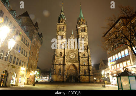 Avant-cour et l'avant de l'éclairage de nuit à Saint-Laurent, en Allemagne, en Bavière, Franken, Franconia, Nuernberg Banque D'Images