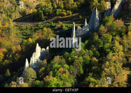 Of Euseigne Pyramides de forêt d'automne, en Suisse, Valais, Eringer Tal Banque D'Images