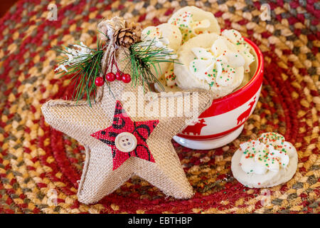 Biscuit dans un bol sur le thème de Noël. Banque D'Images