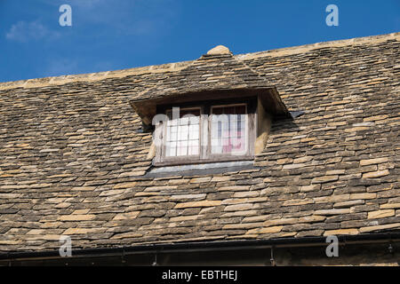 Tuiles en pierre de Cotswold lucarne Bourton-on-the-Water village des Cotswolds Gloucestershire Banque D'Images