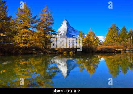 Lake Grindji et Cervin en automne, la Suisse, Valais Banque D'Images