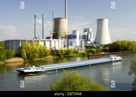 Vue sur la main avec le remorquage de Grosskrotzenburg Power Station, Allemagne, Hesse, Hainburg Banque D'Images