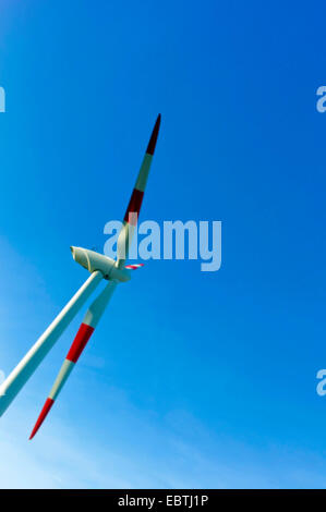 Les pales de rotor blanc et rouge sur fond de ciel bleu, Allemagne Banque D'Images
