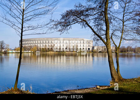 Vue sur le grand à l'inachevé Dutzendteich salle des congrès, à l'ancienne zone de Nuremberg, Allemagne, Bavière, Thuringe, Mittelfranken, Nuernberg Banque D'Images