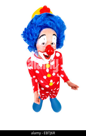 Petit clown avec chapeau jaune, bleu perruque et faux nez rouge cognant jusqu Banque D'Images