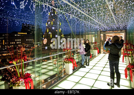 Prendre des photos de la mère de ses deux filles en verre lumineux passage près de marché de Noël, l'Allemagne, en Rhénanie du Nord-Westphalie, Ruhr, Dortmund Banque D'Images