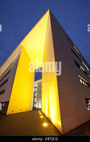 Immeuble de bureaux de l'ADAC dans le crépuscule, l'Allemagne, en Rhénanie du Nord-Westphalie, Ruhr, Dortmund Banque D'Images