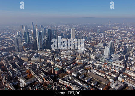 Vue de la ville et du quartier des affaires, le Taunus en arrière-plan, l'Allemagne, Hesse, Frankfurt/Main Banque D'Images