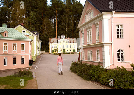 Fille dans le parc à thème Astrid Lindgren, Astrid Lindgren Monde Vaerld, Suède, Pays-Bas, Vimmerby Banque D'Images