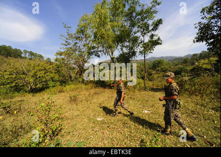 Deux soldats, aller dans un pré, Honduras, Salvador Banque D'Images