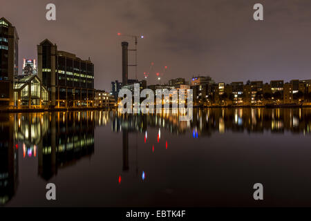 Millwall Dock est un dock à Millwall, au sud de Canary Wharf sur l'Isle of Dogs, Londres. Vu ici dans la nuit. Banque D'Images