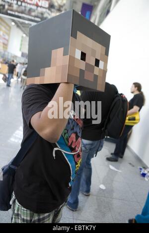 Les jeunes visiteurs de la gamescom (le plus grand salon de jeux vidéo) portant un masque à l'aide d'une face, l'Allemagne, en Rhénanie du Nord-Westphalie, Cologne Banque D'Images