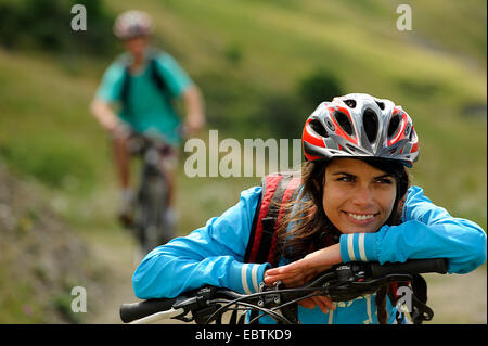 Teenage girl with vtt ayant une pause, France, Savoie Banque D'Images