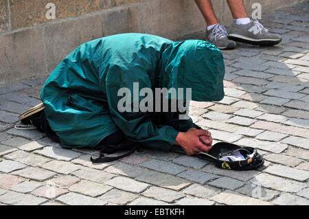 Mendiant dans la vieille ville de Prague, en République tchèque, Prague Banque D'Images