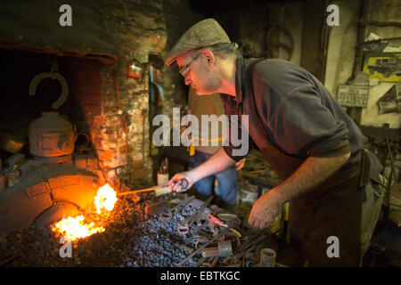 Forgeron travaillant dans une forge, Much Hadham, Herfordshire, England, UK Banque D'Images