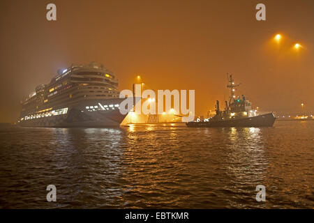 Maison de vacances navire AIDAsol sur le port Meyer Werft Papenburg dans la nuit, l'ALLEMAGNE, Basse-Saxe Banque D'Images