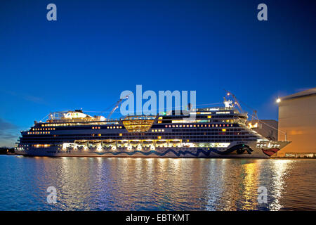 Maison de vacances navire AIDAsol sur le port Meyer Werft Papenburg dans la nuit, l'ALLEMAGNE, Basse-Saxe Banque D'Images