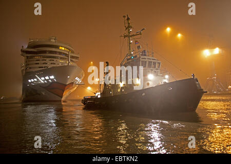 Maison de vacances navire AIDAsol sur le port Meyer Werft Papenburg dans la nuit, l'ALLEMAGNE, Basse-Saxe Banque D'Images