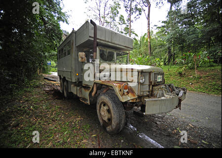 Kaput voiture qui debout dans une petite forêt, Honduras, Pico Bonito, le parc national Pico Bonito Banque D'Images