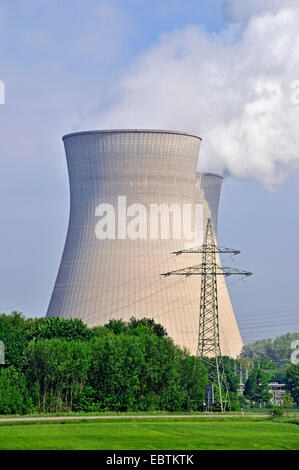 Tour de refroidissement des centrales nucléaires de puissance et très efficace de l'Allemagne, l'Allemagne, de Bavière, de Gundremmingen ( Banque D'Images